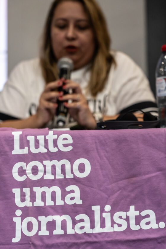 Mulheres ocupam metade das vagas de emprego formal no Jornalismo, mas desigualdade salarial persiste