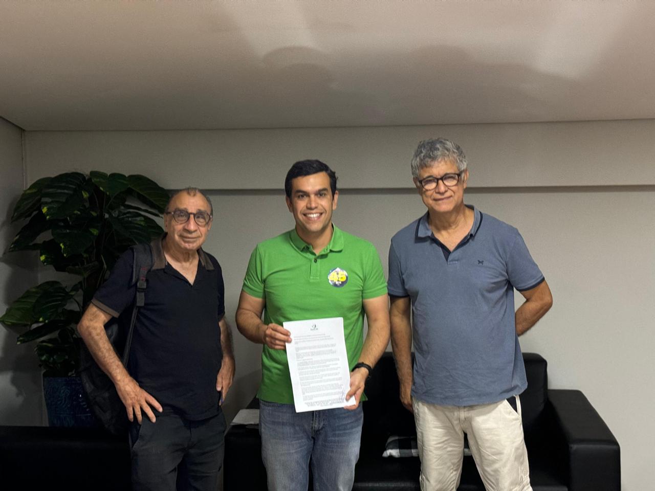 Diretores do Sindjor-MS entregam pauta de reivindicações dos profissionais jornalistas a todos os candidatos e candidatas
