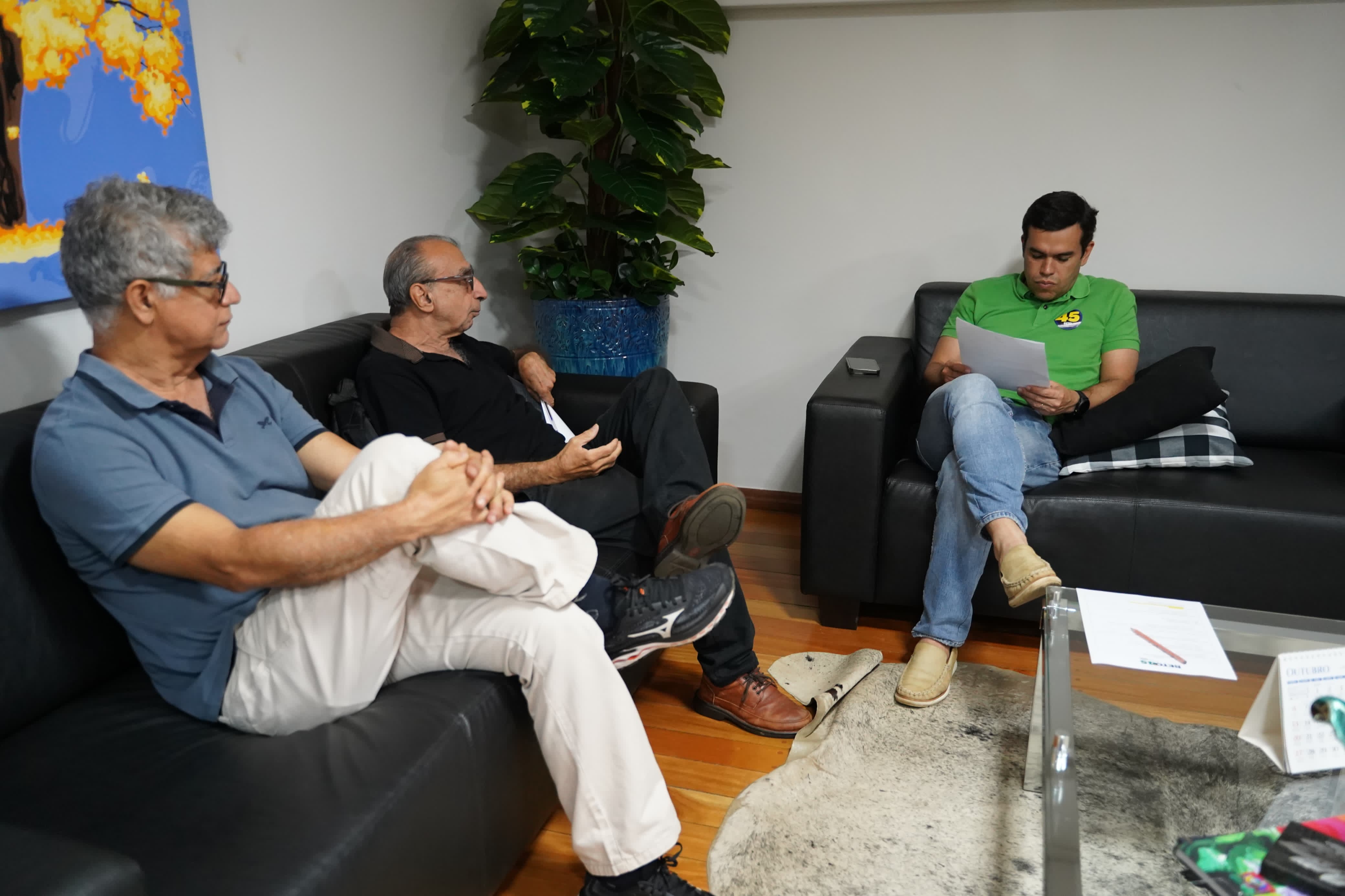 Diretores do Sindjor-MS entregam pauta de reivindicações dos profissionais jornalistas a todos os candidatos e candidatas